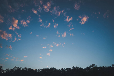 黄昏的天空，黄昏的夕阳，深蓝的风景