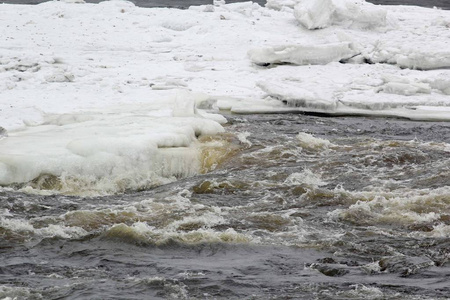 冰寒的水在冬天的死寂中从流动的河流中溅出