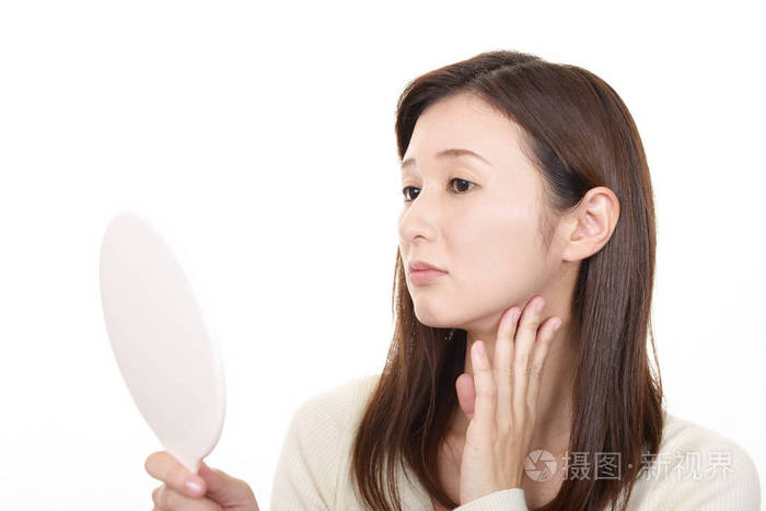 亚洲女人照镜子看她的脸