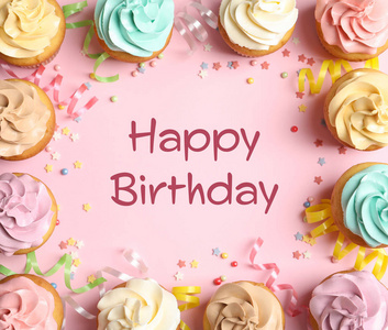 平躺构图，彩色纸杯蛋糕和文字，粉红色背景生日快乐