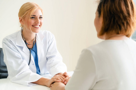 女性病人在医院的妇科检查期间拜访女性医生或妇科医生。 妇科保健和医疗服务。