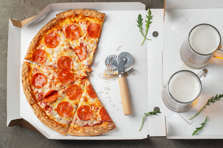 美味的热意大利香肠披萨在一个盒子里