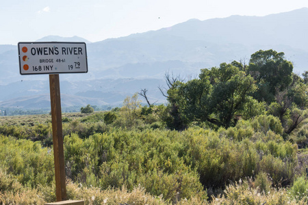 一个标志告诉司机，他们正在经过欧文斯河，一个干燥的河床在欧文斯山谷的东部塞拉。