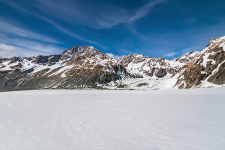 雪山对蓝天的冬季景观。 美丽的自然风景背景。