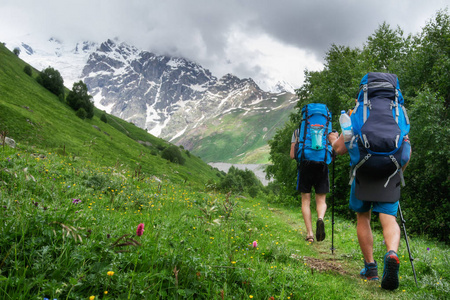 山地徒步旅行中的朋友。背包客在山上徒步旅行。在高地徒步旅行。爬