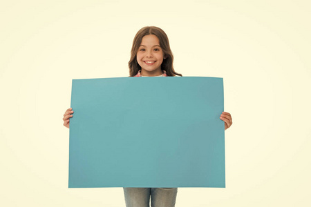快乐的孩子与蓝色促销板被隔绝在白色。广告或公告的地点。微笑的女孩举行空的海报出售。微笑的美丽。可爱和可爱。广告产品, 复制空间