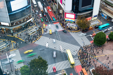 石埠垭口广场行人过马路的鸟瞰图