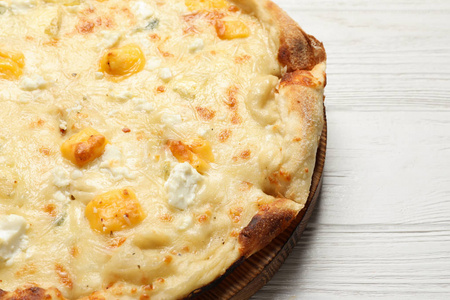 热奶酪披萨玛格丽特白色木制背景特写。 文本空间