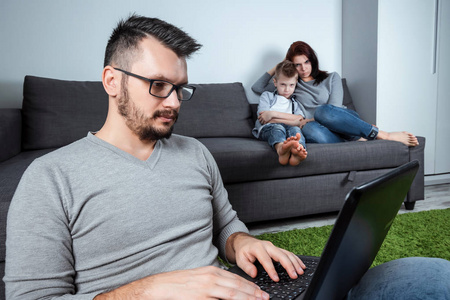 这个概念忽视了父亲在家工作的家庭.照片