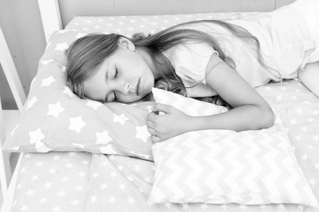 选择合适的枕头放松身心。健康的睡眠提示。女孩睡在小枕头床上用品背景。女孩长头发入睡枕头关闭。睡眠质量取决于许多因素