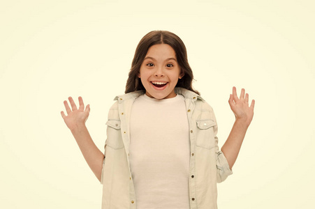 小女孩长着卷曲的头发, 惊喜快乐.女孩卷曲的发型可爱的疑惑的脸.