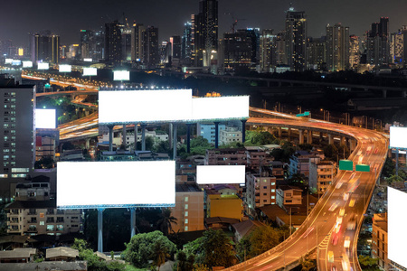 曼谷高架道路上有交通的空白大型广告牌