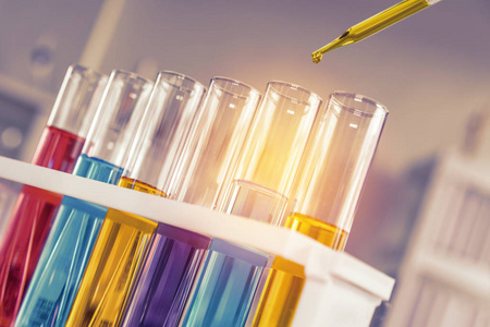 具有设备和科学实验的科学家，实验室玻璃器皿中含有化学液体，用于在实验室中研究或分析样品到试管中。