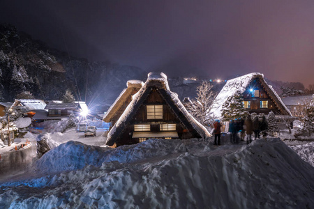 雪落在阳光下的节日冬季在锡拉卡瓦戈吉夫楚布日本。