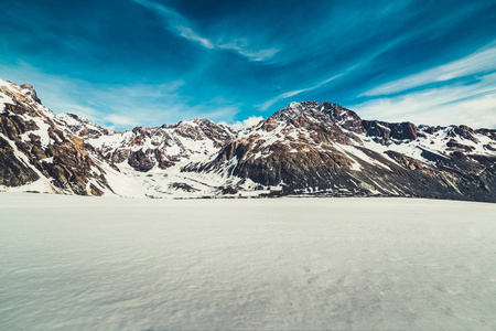 雪山对蓝天的冬季景观。 美丽的自然风景背景。