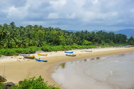 戈卡纳村一个大热带海滩上的渔船。 印度