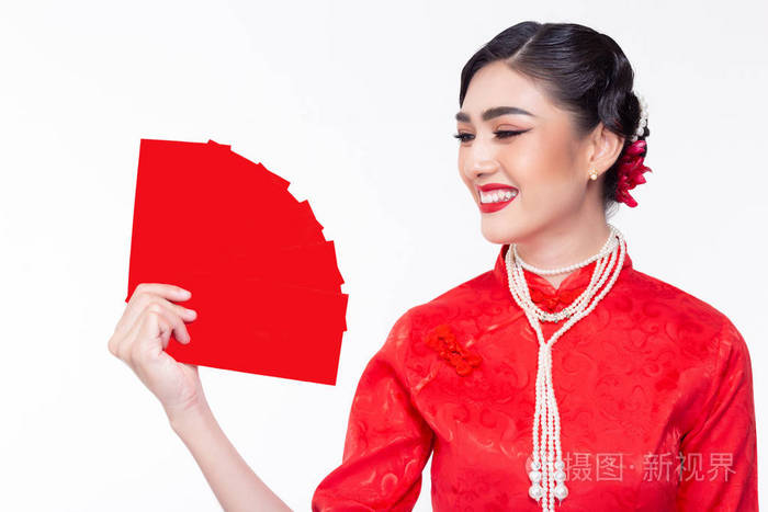 迷人的漂亮年轻女人看红包. 红包里面有钱.