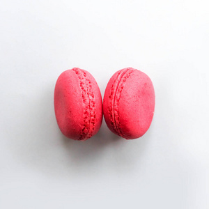 浅蓝色背景下的两个粉红色马卡龙，最低食品概念