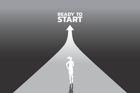 通往成功的道路. 女商人用箭头向前奔跑的轮廓.