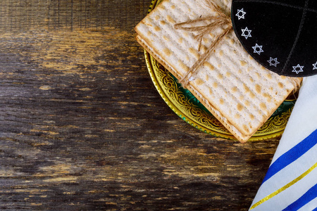 逾越节马祖犹太节日面包在木制桌子背景上。
