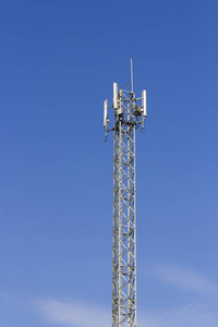 通信桅杆上的电信塔顶部附近的电信桅杆设置对蓝天和大白云桅杆上安装