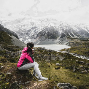 徒步旅行者在库克山国家公园的荒野景观中旅行。 库克山是新西兰最高的山，以户外旅行徒步旅行灵感山之旅而闻名。