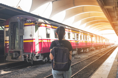 火车站站台上的孤独女子想家照片