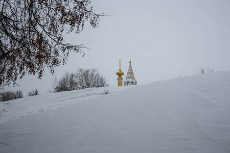 俄罗斯弗拉基米尔地区苏兹达尔雪山和教堂顶部的冬季景观