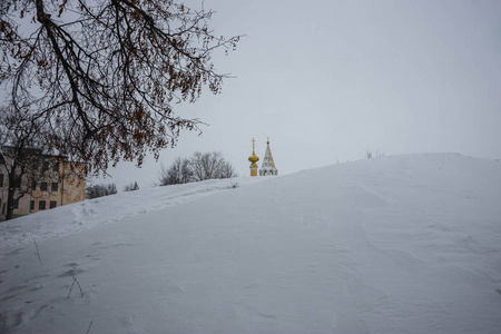 俄罗斯弗拉基米尔地区苏兹达尔雪山和教堂顶部的冬季景观