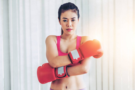 拳击手女人在健身馆做拳击运动。 健康的生活方式。