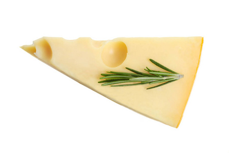 一个三角形的硬黄色马斯塔姆奶酪和迷迭香分离在白色。 上面的风景。