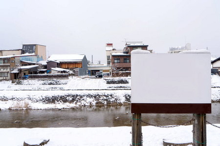 冬天，街道上覆盖着白雪的广告海报空广告牌。