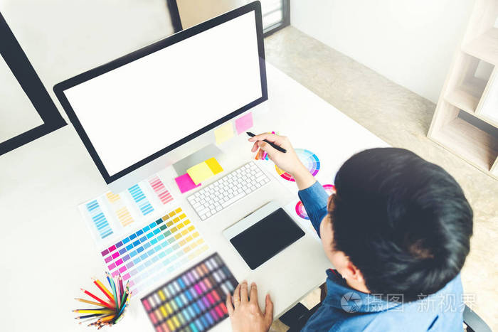 平面设计师在工作场所绘制图形平板电脑