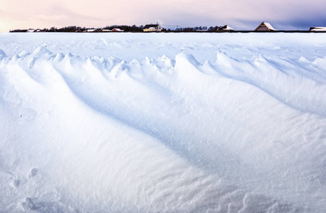 冬季一月景观。 图拉地区。 巨大的雪堆。