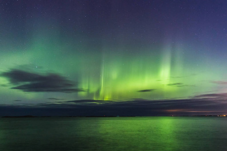 北极光北极光从大西洋道路上看到的北极光在冬天的夜晚。 挪威冬季。 美丽的星空和绿灯。