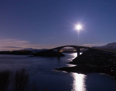 冬季景观和颜色. 在斯托西桑布鲁阿桥上的风景.照片