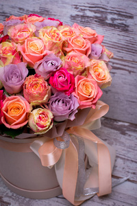 美丽的玫瑰花束在一个礼品盒。粉红色玫瑰的花束。粉红玫瑰特写。在木制背景上, 有文本空间