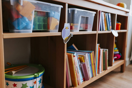 幼儿园里的玩具和书架图片