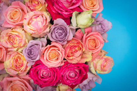 美丽的玫瑰花束在一个礼品盒。粉红色玫瑰的花束。粉红玫瑰特写。在蓝色背景上, 带有文本的空间