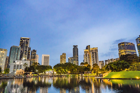 晚上的湖, 靠近双子塔, 背景是城市。吉隆坡, 马来西亚