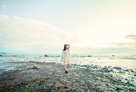 海边风景上的年轻女人