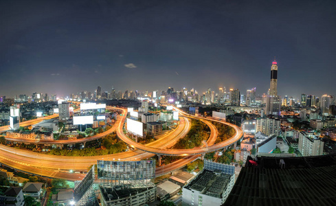 曼谷市区高架道路上交通发光的摩天大楼全景图