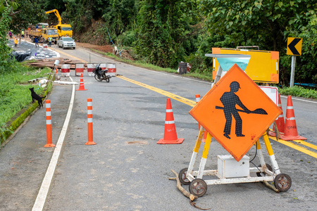 交通标志改善修葺公路及塌方道路