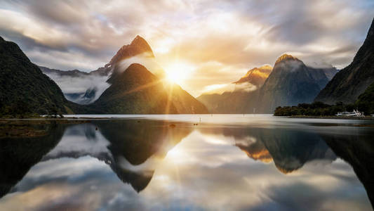 美丽的日出在米尔福德声音新西兰。 米特雷峰是新西兰南岛菲尔德兰国家公园米尔福德声音的标志性地标。