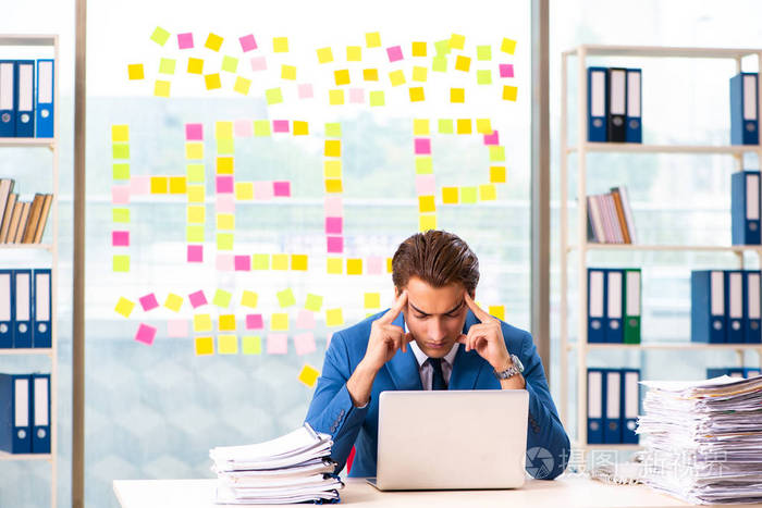 忙碌的商人在办公室工作照片-正版商用图片18pwab-摄图新视界