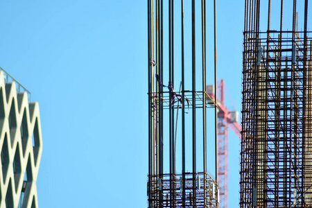 用吊车工具和钢筋建造摩天大楼照片