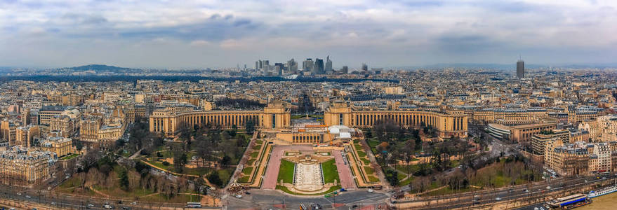 从埃菲尔铁塔或埃菲尔铁塔的顶部可以看到法国巴黎的全景和防御区