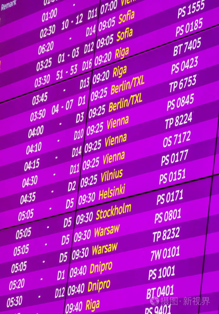 机场出发板与国际航班信息旅行。 紫色颜色