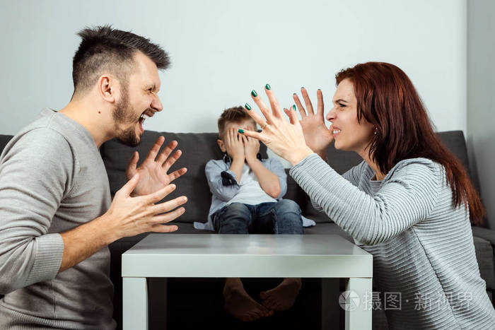 家庭争吵,波马和爸爸发誓,在儿子的背景下,谁不喜欢它,孩子哭.