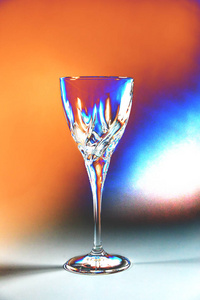 葡萄酒的薄茎上的水晶玻璃。
